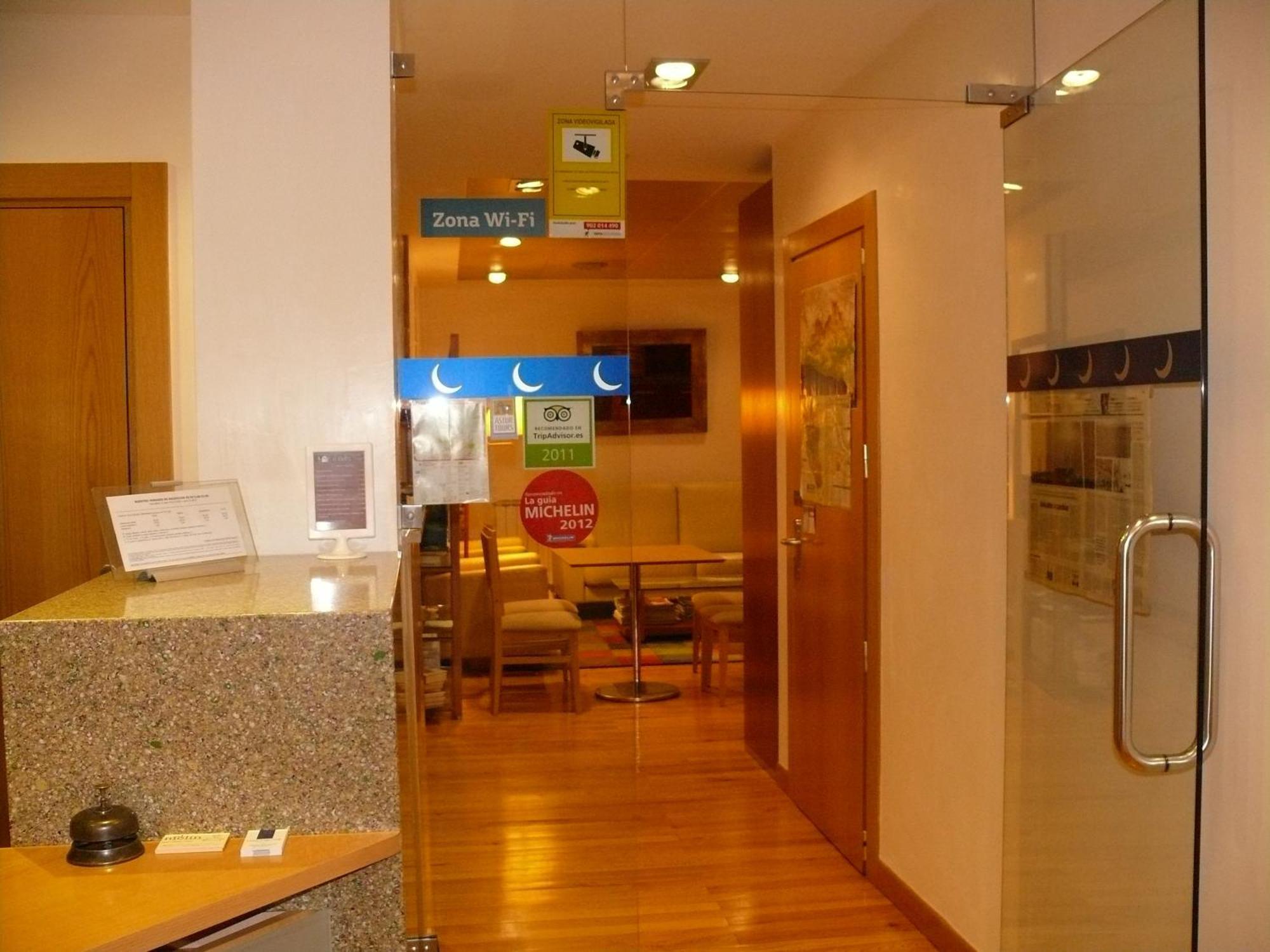 Hotel Nochendi Onís エクステリア 写真