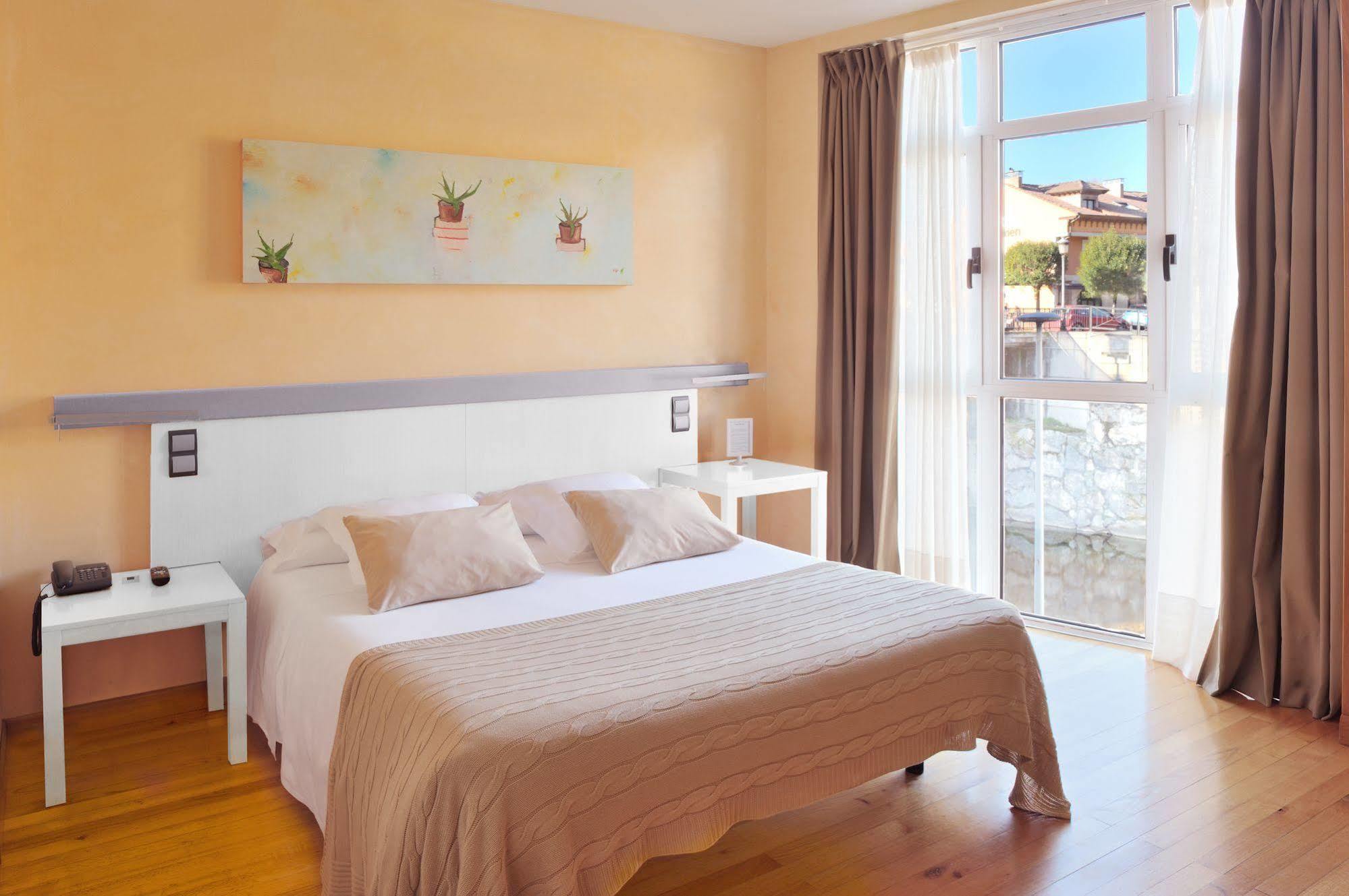 Hotel Nochendi Onís エクステリア 写真