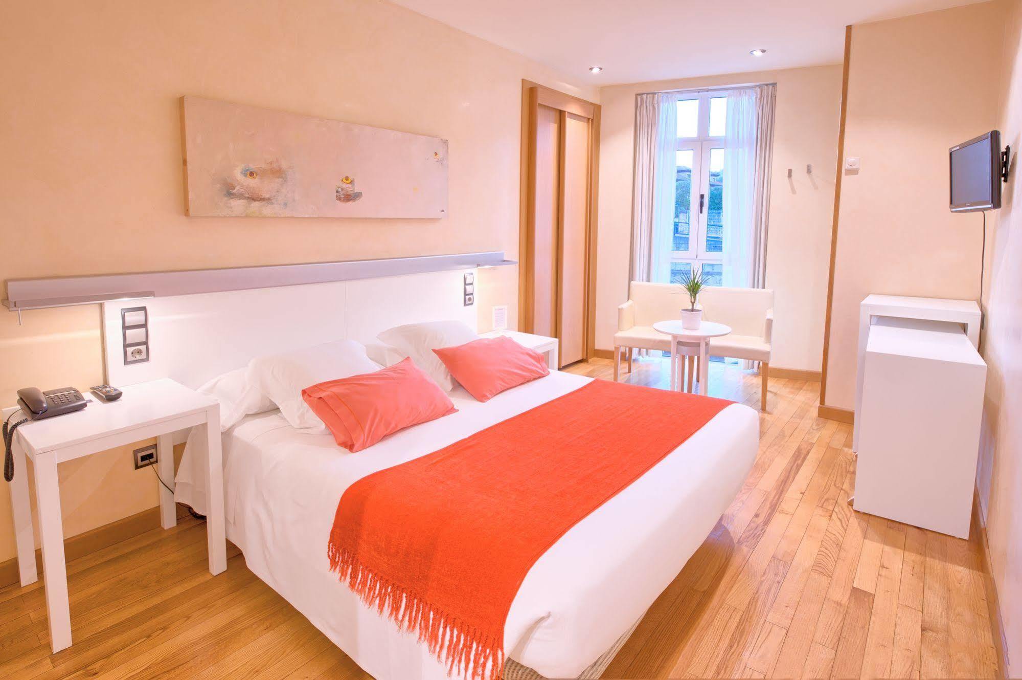 Hotel Nochendi Onís エクステリア 写真